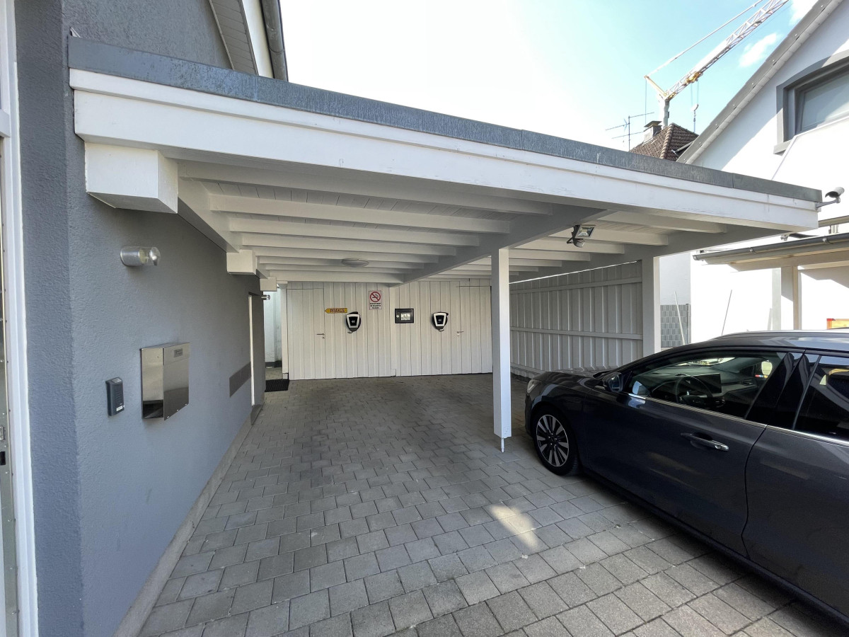 Carport mit Wallbox-Ladestation